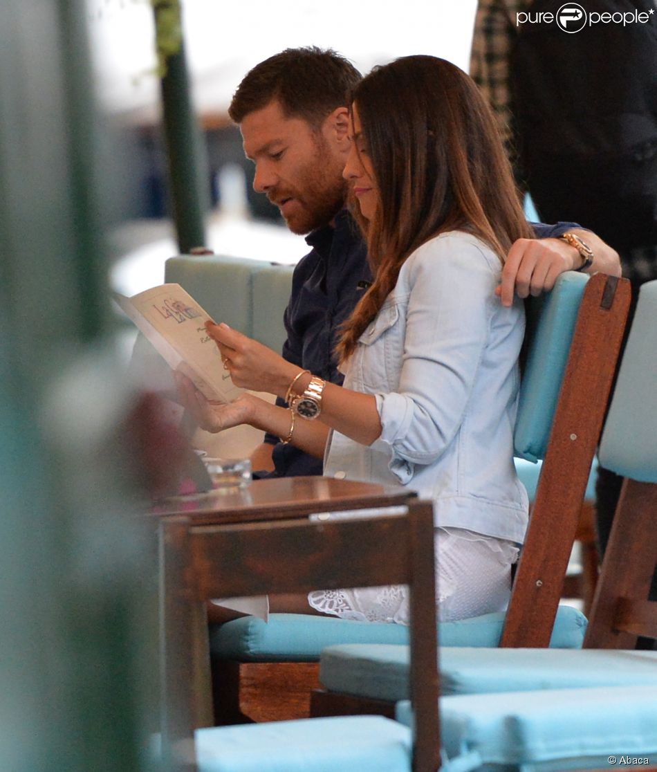  Le footballeur du Real Madrid Xabi Alonso et sa femme Nagore Aramburu en vacances &amp;agrave; Portofino (Italie) le 14 juillet 2014. 