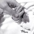  Nagore, l'&eacute;pouse de Xabi Alonso, poste une photo de la main de sa petite Emma, n&eacute;e quelques heures plus t&ocirc;t, le 2 d&eacute;cembre 2013. 