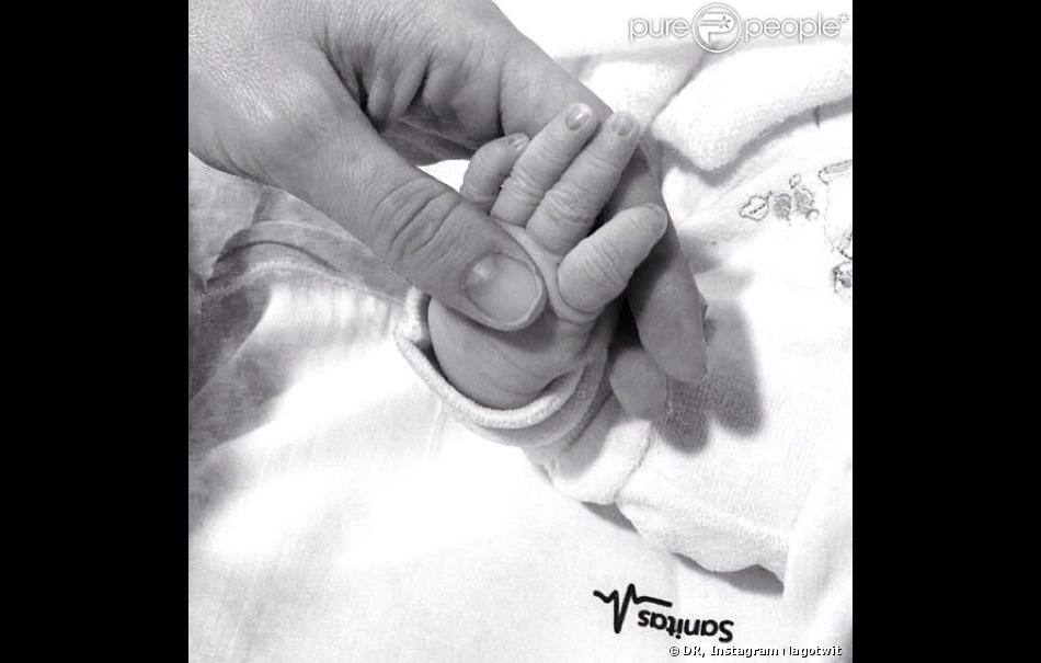  Nagore, l&#039;&amp;eacute;pouse de Xabi Alonso, poste une photo de la main de sa petite Emma, n&amp;eacute;e quelques heures plus t&amp;ocirc;t, le 2 d&amp;eacute;cembre 2013. 