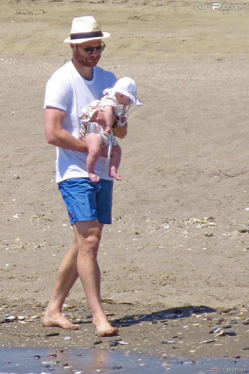  Xabi Alonso passe ses vacances avec sa femme Nagore Aramburu et leur fille Emma &amp;agrave; Marbella le 12 avril 2014.&amp;nbsp; 