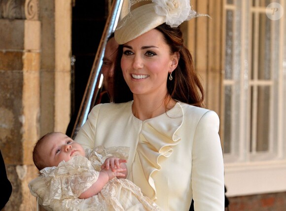 Kate Middleton avec le prince George de Cambridge dans les bras le jour de son baptême, le 23 octobre 2013 au palais Saint James