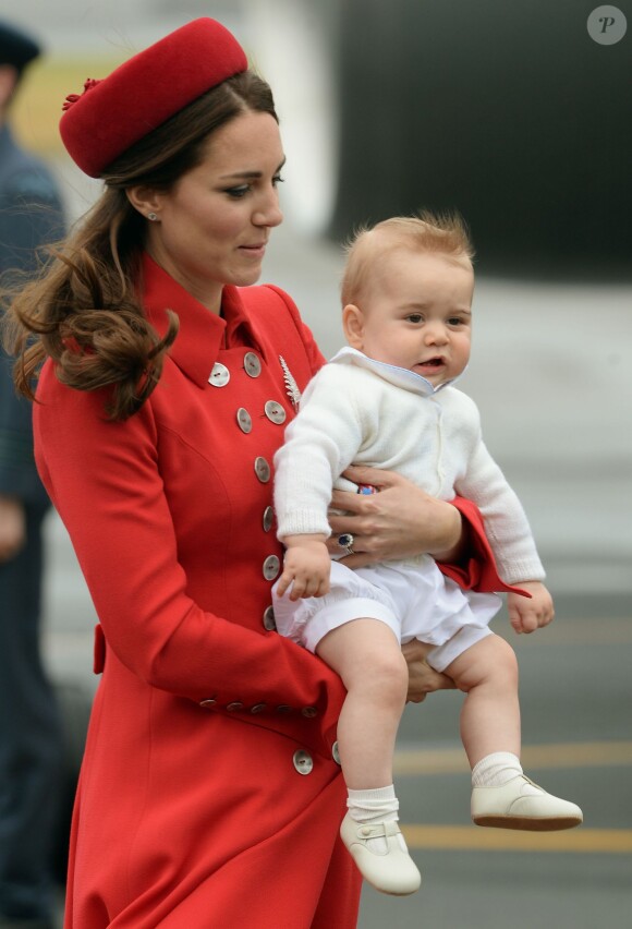 Kate Middleton à Wellington en Nouvelle-Zélande le 7 avril 2014 avec le prince George de Cambridge dans les bras