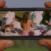 Une photo de Camille Cottin topless dans le portable de Brad Pitt dans la pub Softbank