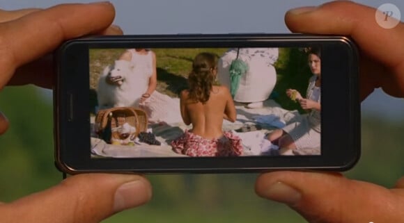 Une photo de Camille Cottin topless dans le portable de Brad Pitt dans la pub Softbank