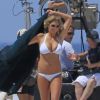 Kate Upton sur la plage lors du tournage de son film Triple Alliance. en juin 2013