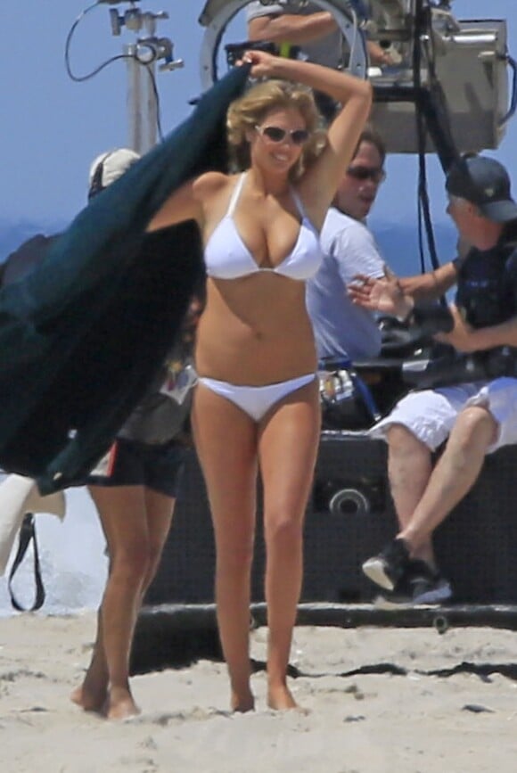 Kate Upton sur la plage lors du tournage de son film Triple Alliance. en juin 2013