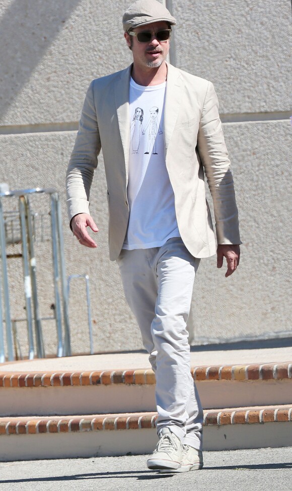 Brad Pitt porte un T-shirt avec un dessin de sa fille Vivienne, à son arrivée à Marseille, le 17 juillet 2014.