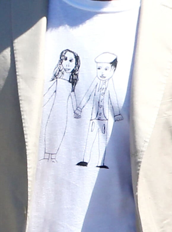 Brad Pitt porte un T-shirt avec un dessin de sa fille Vivienne, Marseille, le 17 juillet 2014.