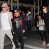 Brad Pitt (avec son T-shirt où figure un dessin de Vivienne) et Angelina Jolie prennent un avion avec leurs enfants Maddox et Zahara à l'aéroport de LAX à Los Angeles, le 6 juin 2014.