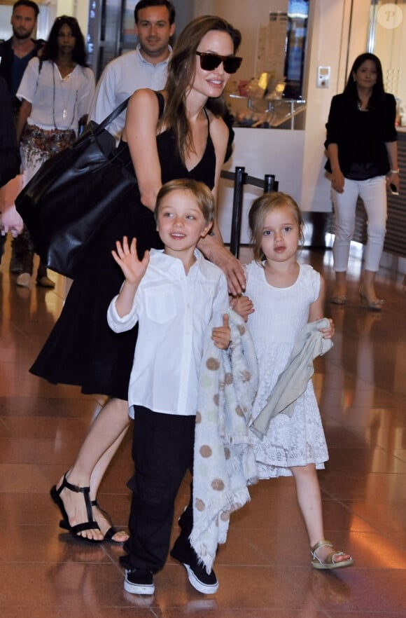 Angelina Jolie et ses jumeaux Knox Leon Jolie-Pitt et Vivienne Marcheline Jolie-Pitt arrivent à l'aéroport international de Tokyo, le 21 juin 2014.