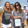  Eva Longoria d&eacute;jeune avec des amis dont Bertin Osborne et Fabiola Martinez dans un restaurant &agrave; Marbella, le 18 juillet 2014.&nbsp; 