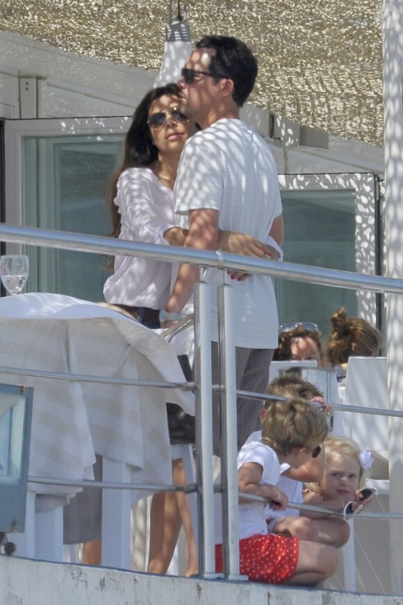 Eva Longoria déjeune avec des amis dont Bertin Osborne et Fabiola Martinez à Marbella, le 18 juillet 2014.