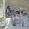 Eva Longoria déjeune des amis dont Bertin Osborne et Fabiola Martinez à Marbella, le 18 juillet 2014.