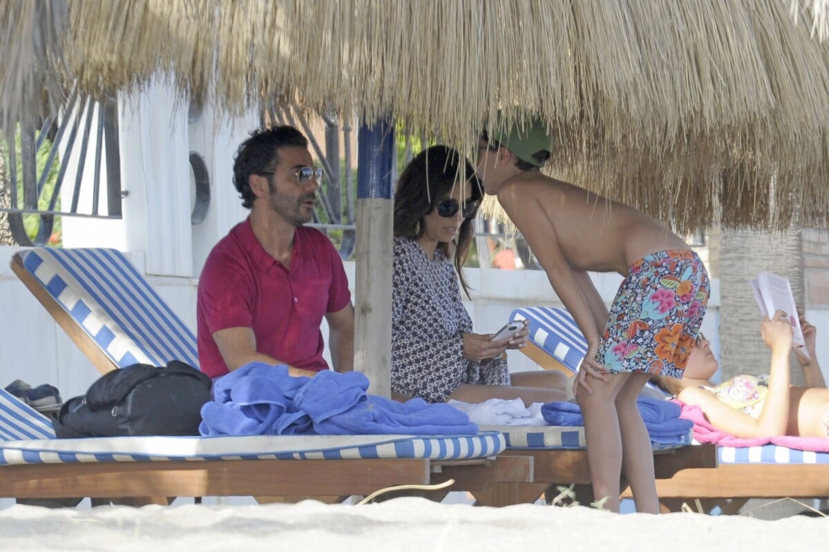 Photo : Eva Longoria et son compagnon Jose Antonio Baston à la plage à  Marbella, le 18 juillet 2014. - Purepeople