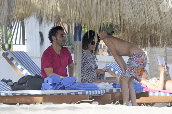 Eva Longoria et son compagnon Jose Antonio Baston à la plage à Marbella, le 18 juillet 2014.