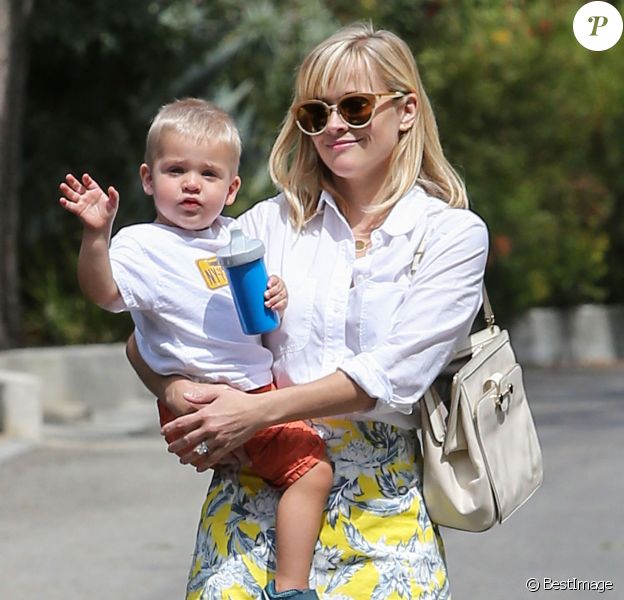 Reese Witherspoon et son fils Tennessee : souriants quand ils se rendent à un atelier d'éveil à Brentwood, le 18 juillet 2014.