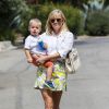 Reese Witherspoon : moment complice avec son adorable bout de chou Tennessee à Brentwood, le 18 juillet 2014.