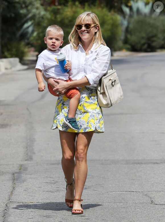 Reese Witherspoon : elle rayonne en emmenant son fils Tennessee à un atelier d'éveil à Brentwood, le 18 juillet 2014.