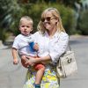 Reese Witherspoon accompagne son fils Tennessee à un atelier d'éveil à Brentwood, le 18 juillet 2014.