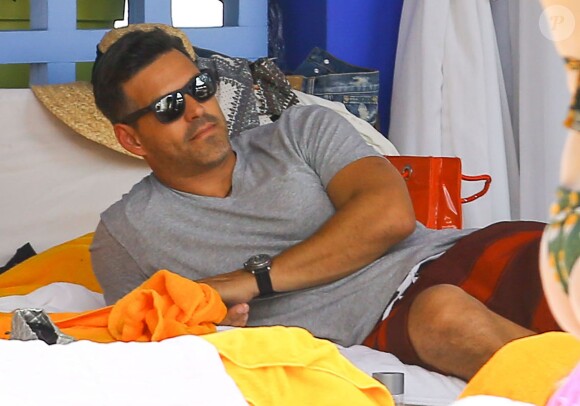 Eddie Cibrian se relaxe au bord d'une piscine à Miami, le 19 juillet 2014