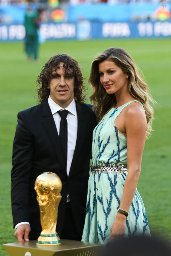Gisele Bündchen et Charles Puyol apportent la coupe du monde avant le début de la finale de la FIFA 2014