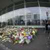 Devant l'aéroport Schiphol d'Amsterdam, des centaines de bouquets de fleurs témoignent du choc suite au décès de 193 Néerlandais dans la tragédie du vol MH17 de la Malaysian Airlines.