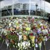 Devant l'aéroport Schiphol d'Amsterdam, des centaines de bouquets de fleurs témoignent du choc suite au décès de 193 Néerlandais dans la tragédie du vol MH17 de la Malaysian Airlines.