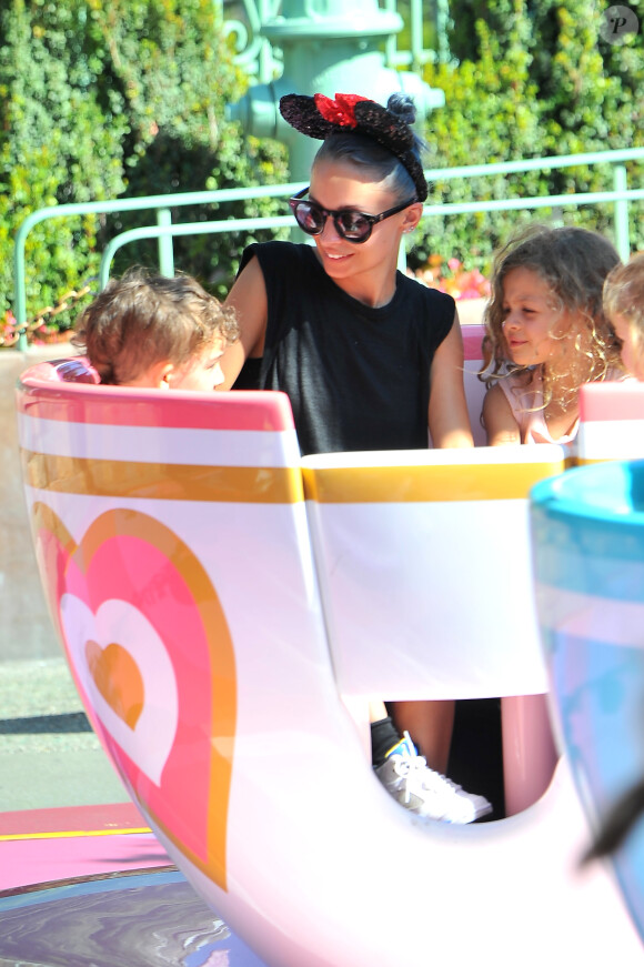 Nicole Richie, 33 ans, est heureuse de partager une journée à Disneyland avec ses enfants, Harlow et Sparrow, à Anaheim. Le 20 juillet 2014