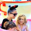 Nicole Richie est heureuse de partager une journée à Disneyland avec ses enfants, Harlow et Sparrow, à Anaheim. Le 20 juillet 2014. Elle était accompagnée de Jennifer Meyer, épouse de Tobey Maguire