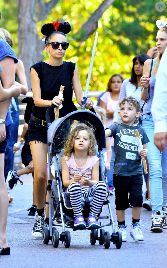 La jeune maman Nicole Richie est heureuse de partager une journée à Disneyland avec ses enfants, Harlow et Sparrow, à Anaheim. Le 20 juillet 2014