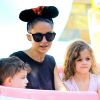 Nicole Richie est heureuse de partager une journée à Disneyland avec ses enfants, Harlow et Sparrow, à Anaheim. Le 20 juillet 2014