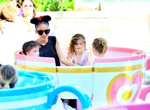 Nicole Richie est heureuse de partager une journée à Disneyland avec ses adorables enfants, Harlow et Sparrow, à Anaheim. Le 20 juillet 2014