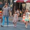 Mimi O'Donnell avec ses filles Tallulah et Willa dans les rues de West Village à New York, le 21 juin 2014
