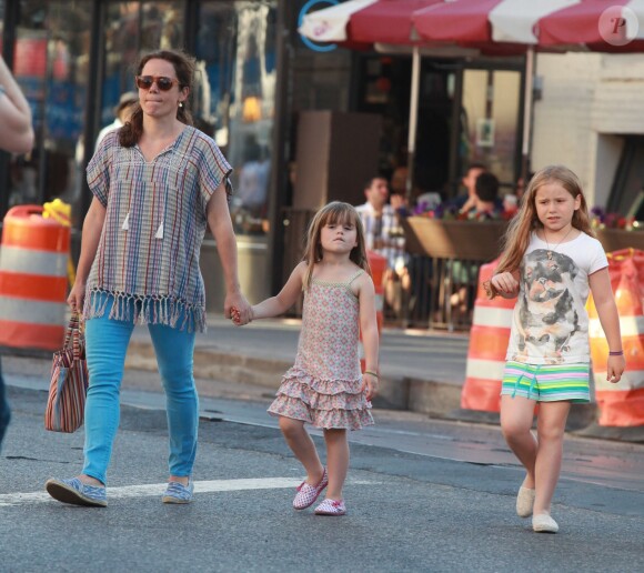 Mimi O'Donnell avec ses filles Tallulah et Willa dans les rues de West Village à New York, le 21 juin 2014