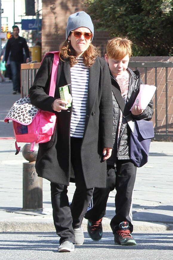 Mimi O'Donnell avec son fils Cooper dans les rues de West Village à New York le 7 mai 2014