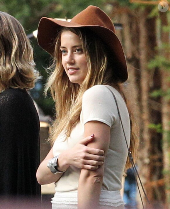 Amber Heard - Amber Heard rend visite à son fiancé Johnny Depp sur le tournage de "Black Mass" à Lynn dans le Massachusetts le 21 juillet 2014.