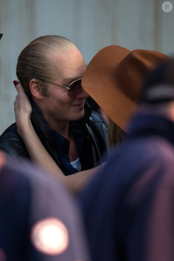 Johnny Depp et sa fiancée Amber Heard, câlins et complices, sur le tournage de Black Mass près de Boston le 21 juin 2014.