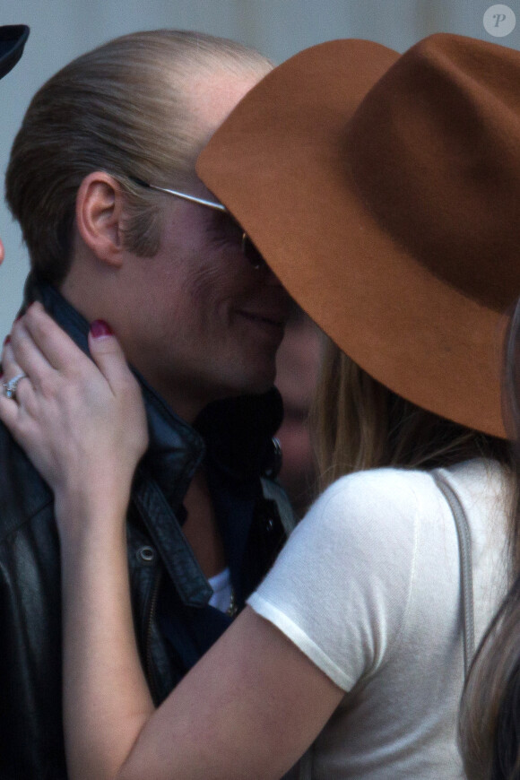 Johnny Depp et sa fiancée Amber Heard s'embrassent sur le tournage de Black Mass près de Boston le 21 juin 2014.