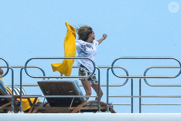 Cara Delevingne s'éclate en vacances à Saint-Tropez, le 22 juillet 2014.