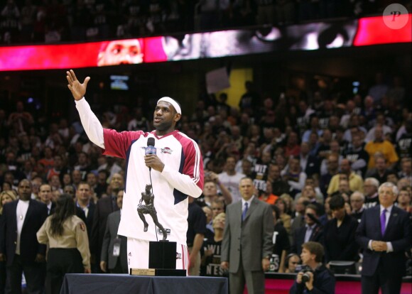 LeBron James remercie le fan lors de la remise du trophée de MVP à la Quicken Loans Arena de Cleveland, le 5 mai 2009
