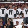 Des fans des Cavaliers de Cleveland portent un T-shirt avec le message Trahis, lors du retour à Cleveland de LeBron James avec le Heat de Miami, le 2 décembre 2010