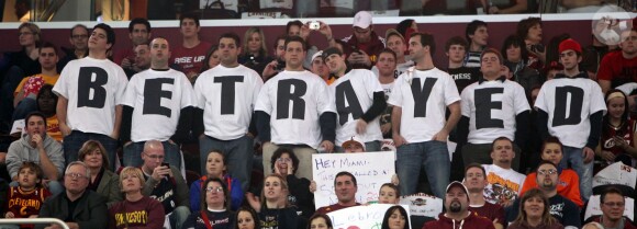 Des fans des Cavaliers de Cleveland portent un T-shirt avec le message Trahis, lors du retour à Cleveland de LeBron James avec le Heat de Miami, le 2 décembre 2010