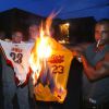 Des fans des Cavs brûlent le maillot de LeBron James après sa décision de quitter Cleveland pour Miami, le 8 juillet 2010 à Akron