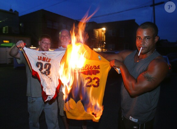 Des fans des Cavs brûlent le maillot de LeBron James après sa décision de quitter Cleveland pour Miami, le 8 juillet 2010 à Akron