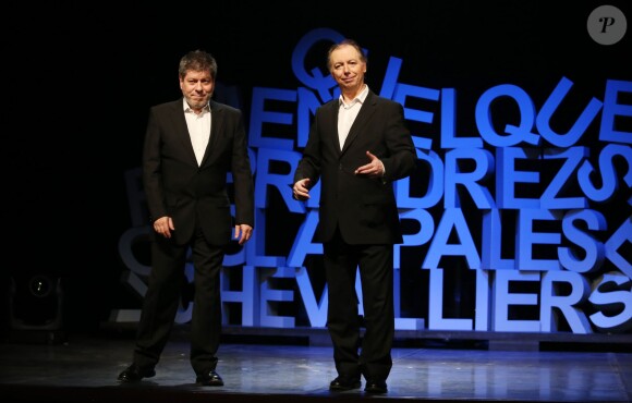 Les humoristes Philippe Chevallier et Regis Laspalès sur le filage de leur pièce "Vous reprendrez bien quelques sketches ?" au théâtre de la Renaissance à Paris le 22 janvier 2014.