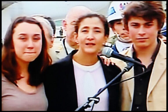 Ingrid Betancourt, entourée de ses enfants, Mélanie et Lorenzo, au lendemain de sa libération, à Bogota le 3 juillet 2008.