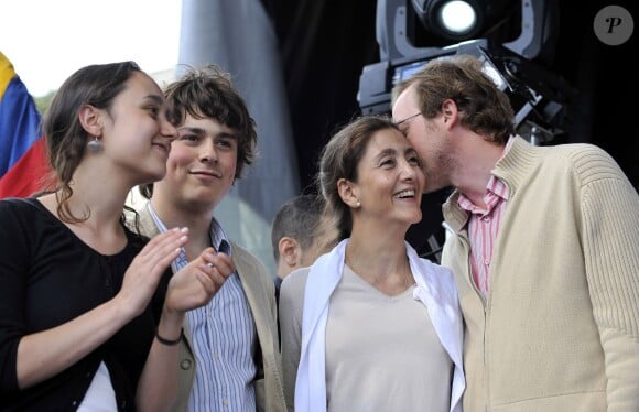Ingrid Betancourt avec ses enfants Mélanie et Lorenzo Delloye, ainsi que son beau-fils Sébastien Delloye, à Paris le 20 juillet 2008.