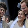 Ingrid Betancourt avec ses enfants Mélanie et Lorenzo Delloye, ainsi que son beau-fils Sébastien Delloye, à Paris le 20 juillet 2008.