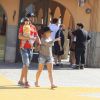 Exclusif - La chanteuse Shakira, son compagnon Gerard Piqué et leur fils Milan se promènent au Tibidabo, un parc d'attractions à Barcelone, le 19 juillet 2014.