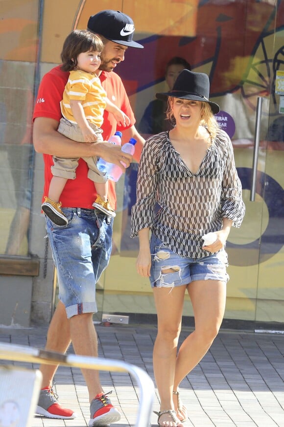 Exclusif - La chanteuse Shakira, son compagnon Gerard Piqué et leur fils Milan se promènent au Tibidabo, un parc d'attractions à Barcelone, le 19 juillet 2014.